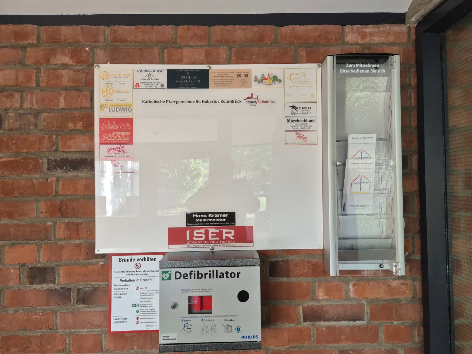 AED - Automatisierter Externer Defibrillator im Haupteingang Pfarrheim St. Hubertus